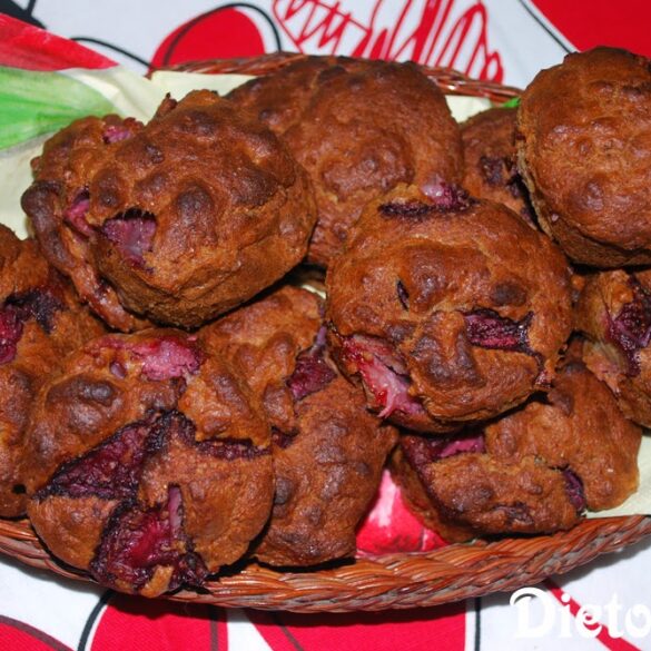 Pełnoziarniste muffinki z truskawkami na talerzu