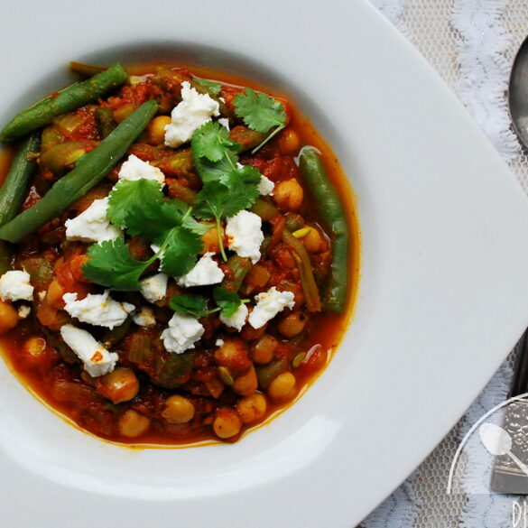 Ostre curry z ciecierzycy, fasolki i pomidorów