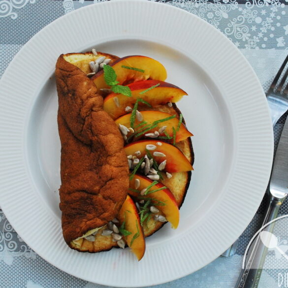 Biszkoptowy omlet jaglany z nektarynką